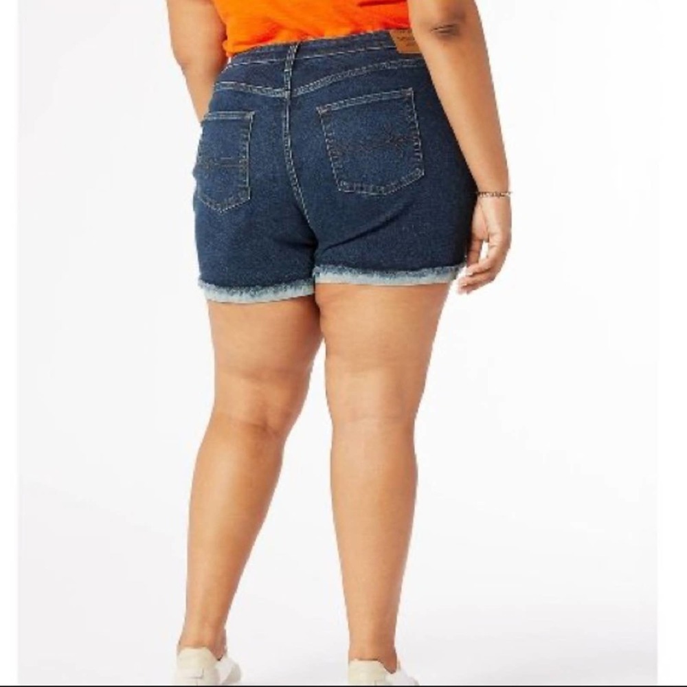 Dnizen from Levi's Women's Plus Size Mid-Rise 5" Jean Shorts NWT SZ 18 - Picture 3 of 6